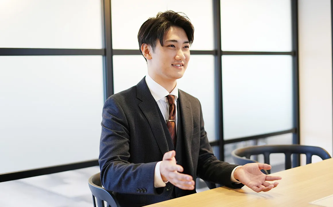 お客様に提案している様子