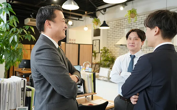 スタッフ同士で話している様子